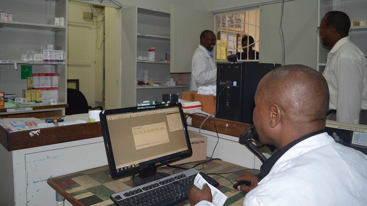 Gallery-health-unit-Pharmacy-staff